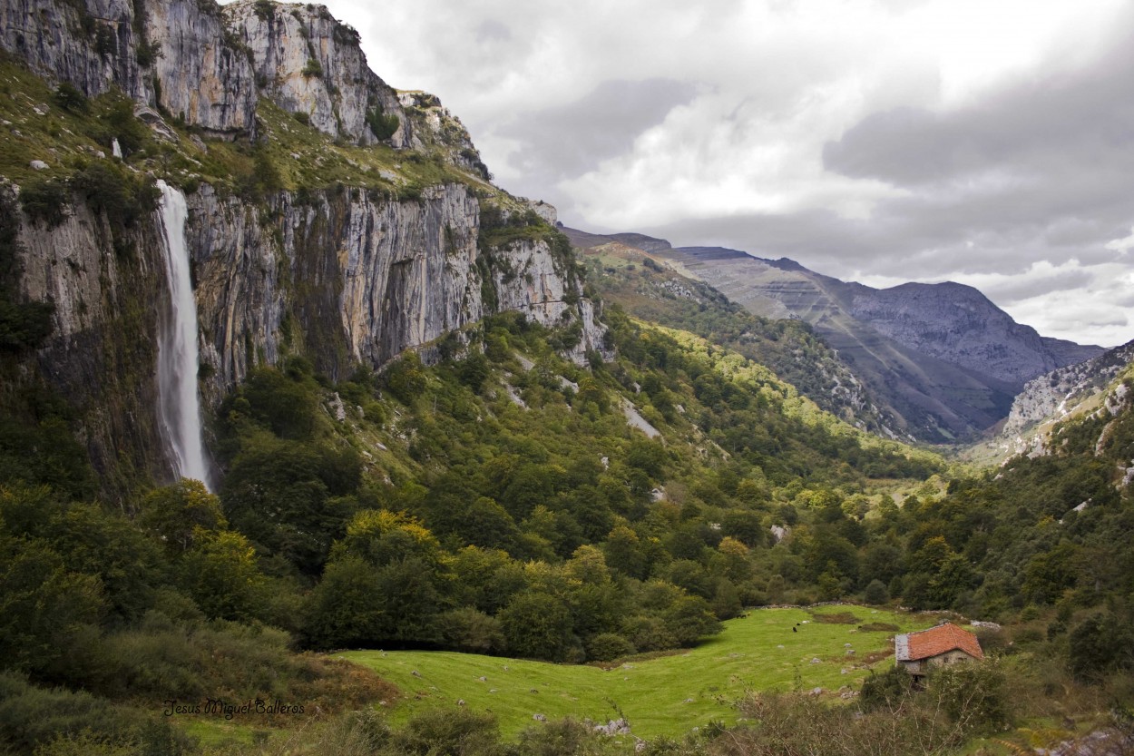 Cascada y valle del Asón en el LIC Montaña Oriental