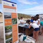 Jóvenes participantes en la Playa de Somo