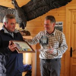 Carlos Sánchez Presidente de Fundación Naturaleza y Hombre entrega el “Premio a la mejor iniciativa de conservación” a Antonio Manuel Ribeiro Martins Caçador, Presidente de la Associaçao Recreativa, Cultural e Social de Nave de Haver.