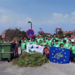 Voluntarios junto a la onagra extraída