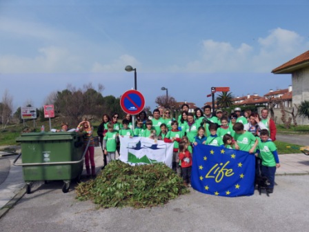 Voluntarios junto a la onagra extraída