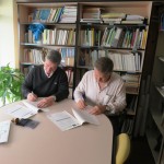 Federico Aja y Carlos Sánchez firmando el acuerdo.