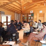 Reunión de los socios del proyecto junto al monitor.