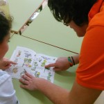 Monitora de FNYH enseñando las plantas a una alumna.