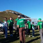 Voluntarios preparándose para plantar en la Montaña Pasiega.