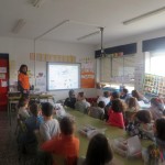 Los alumnos del colegio Pedro Velarde inmersos en el taller de educación ambiental.