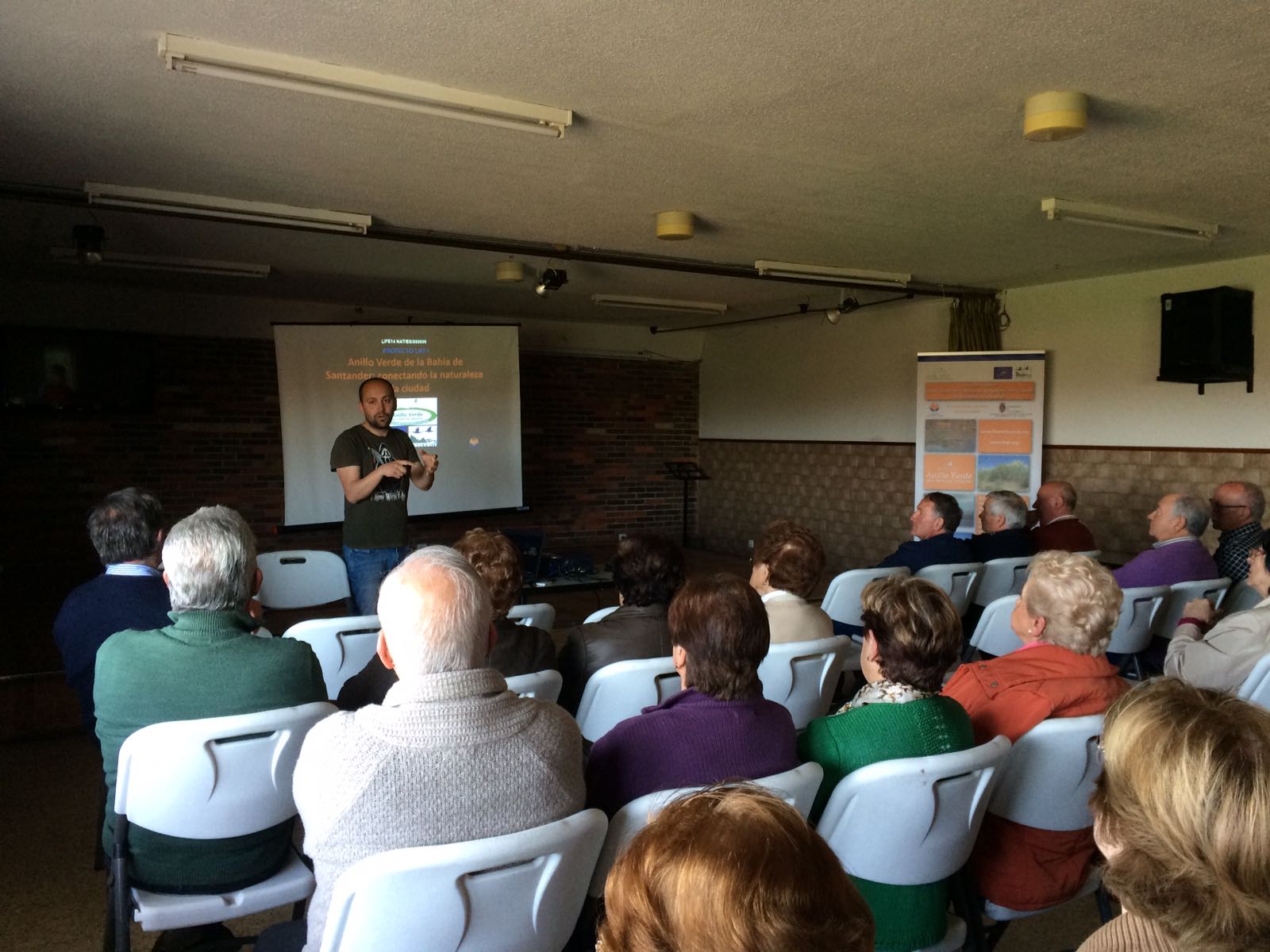 Rafa Marquina inicia la presentación en la Asociación Cultural la Alborada, Igollo de Camargo.