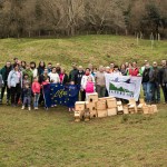 Los participantes en la actividad de plantación.