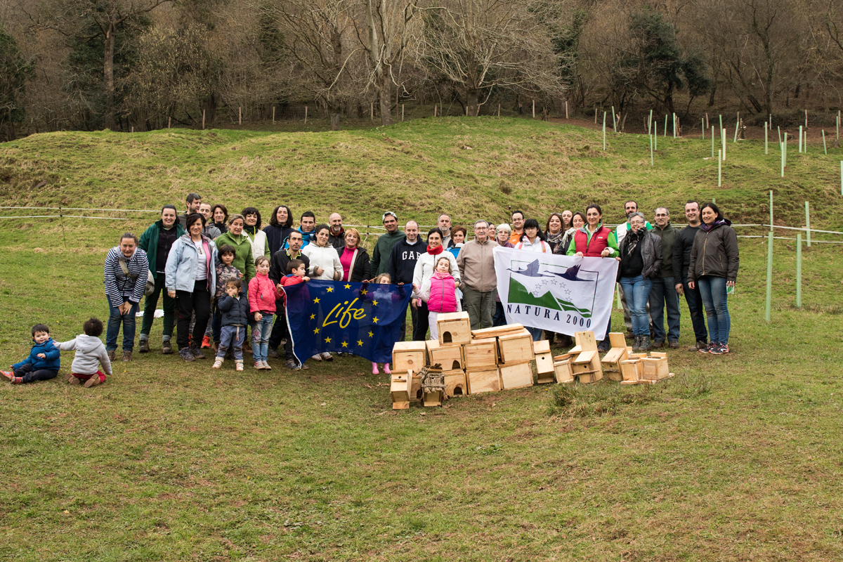 Los participantes en la actividad de plantación.