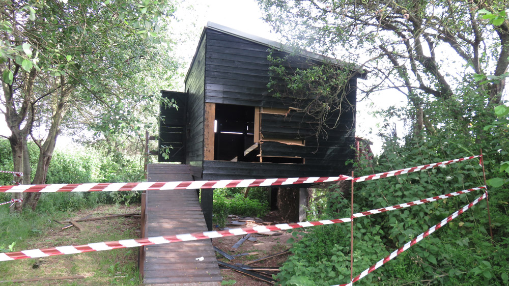 Destrozos en en un observatorio de aves de Alday