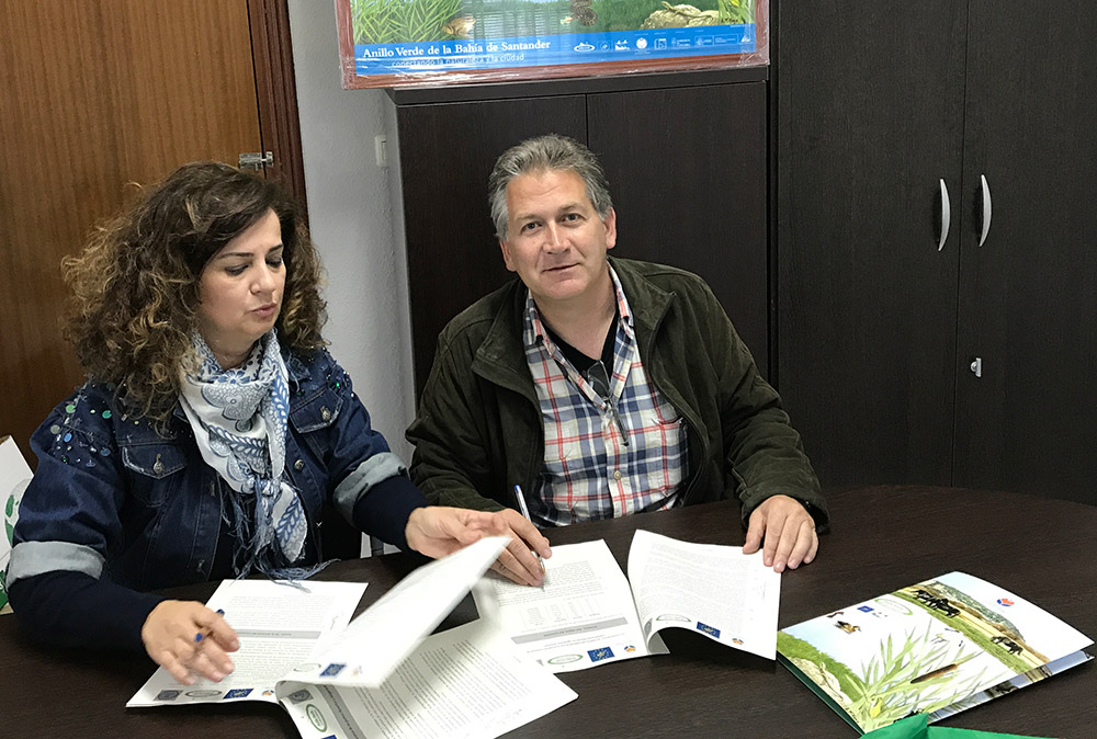 Firma del Acuerdo de Custodia con la presidente de la Junta Vecinal de Igollo de Camargo, Nieves Portilla, y el presidente de Fundación Naturaleza y Hombre, Carlos Sánchez.