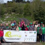 Voluntarios del PROVOCA sostienen la bandera del programa.