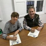 La presidenta de la Junta Vecinal de Pámanes, Ana Isabel Ríos Barquín, y el presidente de Fundación Naturaleza y Hombre, Carlos Sánchez, firman el acuerdo para la gestión de los Pozos de Valcaba.