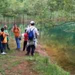 Laura Dorado, la coordinadora de Educación Ambiental, mostró a los asistentes los valores medioambientales de los Pozos de Valcaba.