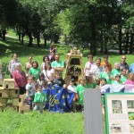 Los voluntarios del Robledal de Pontones posan junto al hotel de insectos y las cajas nido que construyeron en el día de la Red Natura 2000 / LIFE.