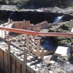 Aspecto del muro del estanque, fabricado con piedra de río