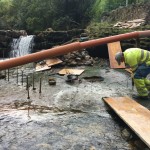 El muro del estanque intermedio se apoya en roca madre del río