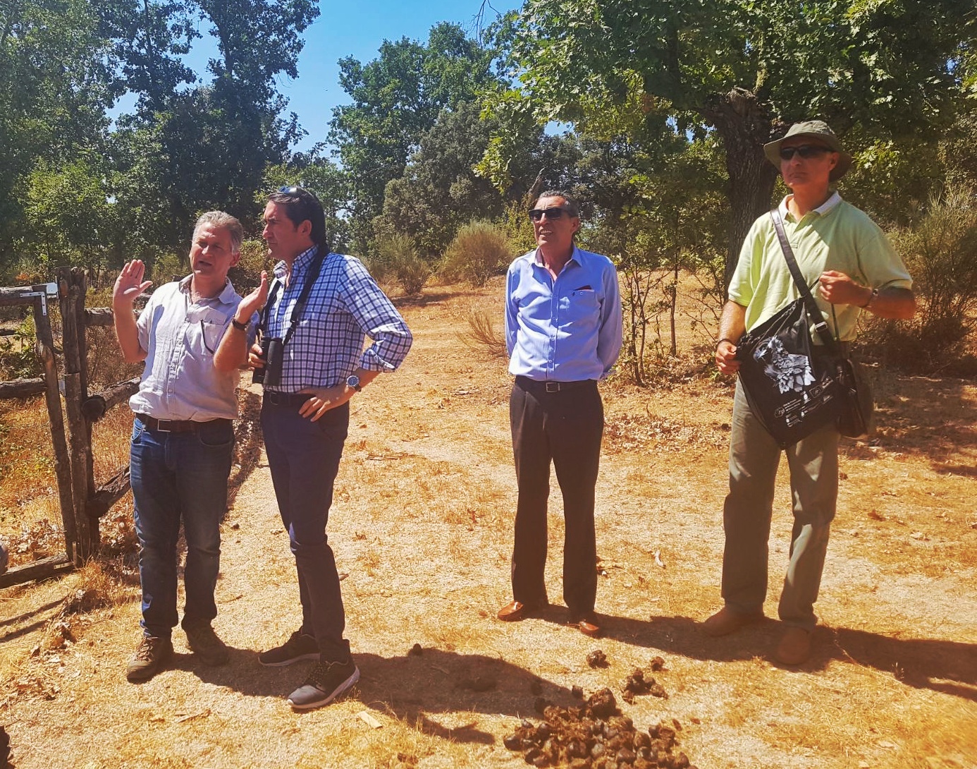 El Consejero de Fomento y Medio Ambiente de JCyL Juan Carlos Suárez-Quiñones y Carlos Sánchez en la Reserva Biológica Campanarios de Azaba