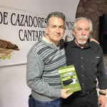 El presidente de FNYH, Carlos Sánchez, junto a Jose Luis Gómez Benito, autor del libro "El ültimo coto"